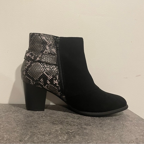 Vionic Naomi black suede snake print water resistant ankle boots size 11 - Picture 2 of 7